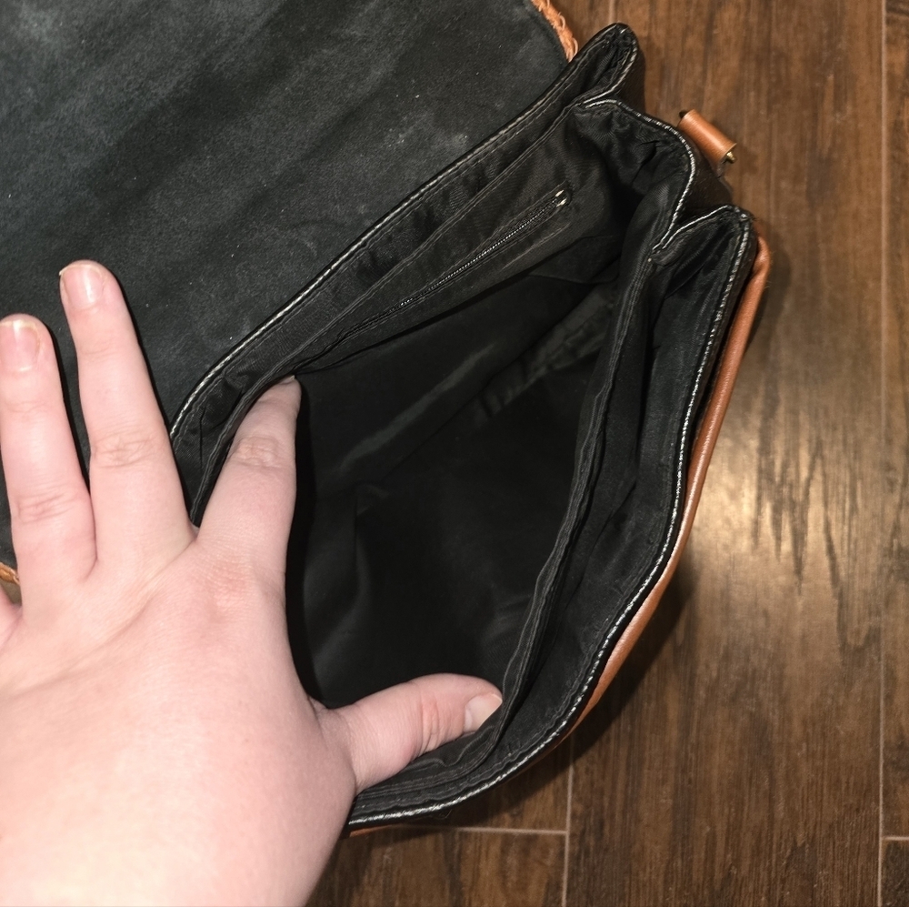 Dooney & Bourke | Medium Crossbody - Picture 4 of 4